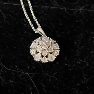 Elegant Silver Floral Pendant Necklace